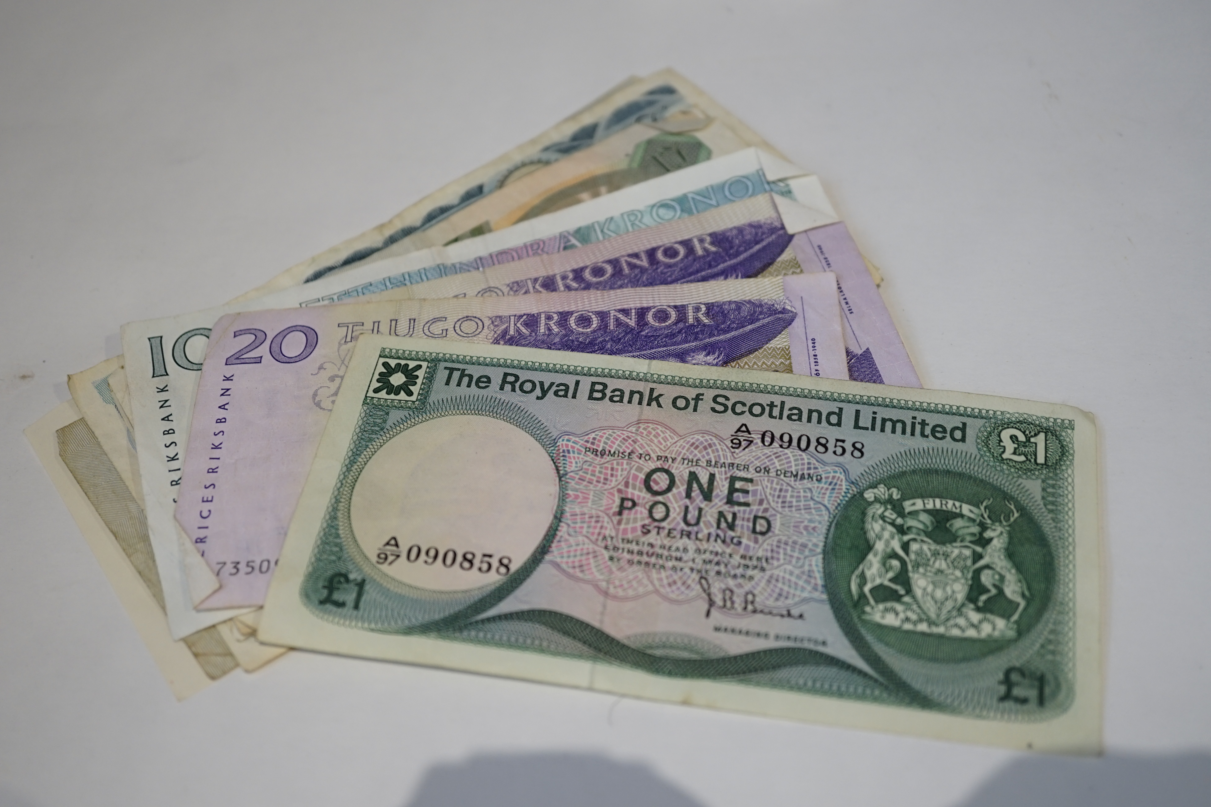 World Bank notes, good VF to UNC, to include a run of 9 consecutive central bank of China five yuan 1936, a run of 10 consecutive Bank of China 10 yuan 1940, Bank of England £1 notes, Elizabeth II, Taiwan, Brazil, Poland